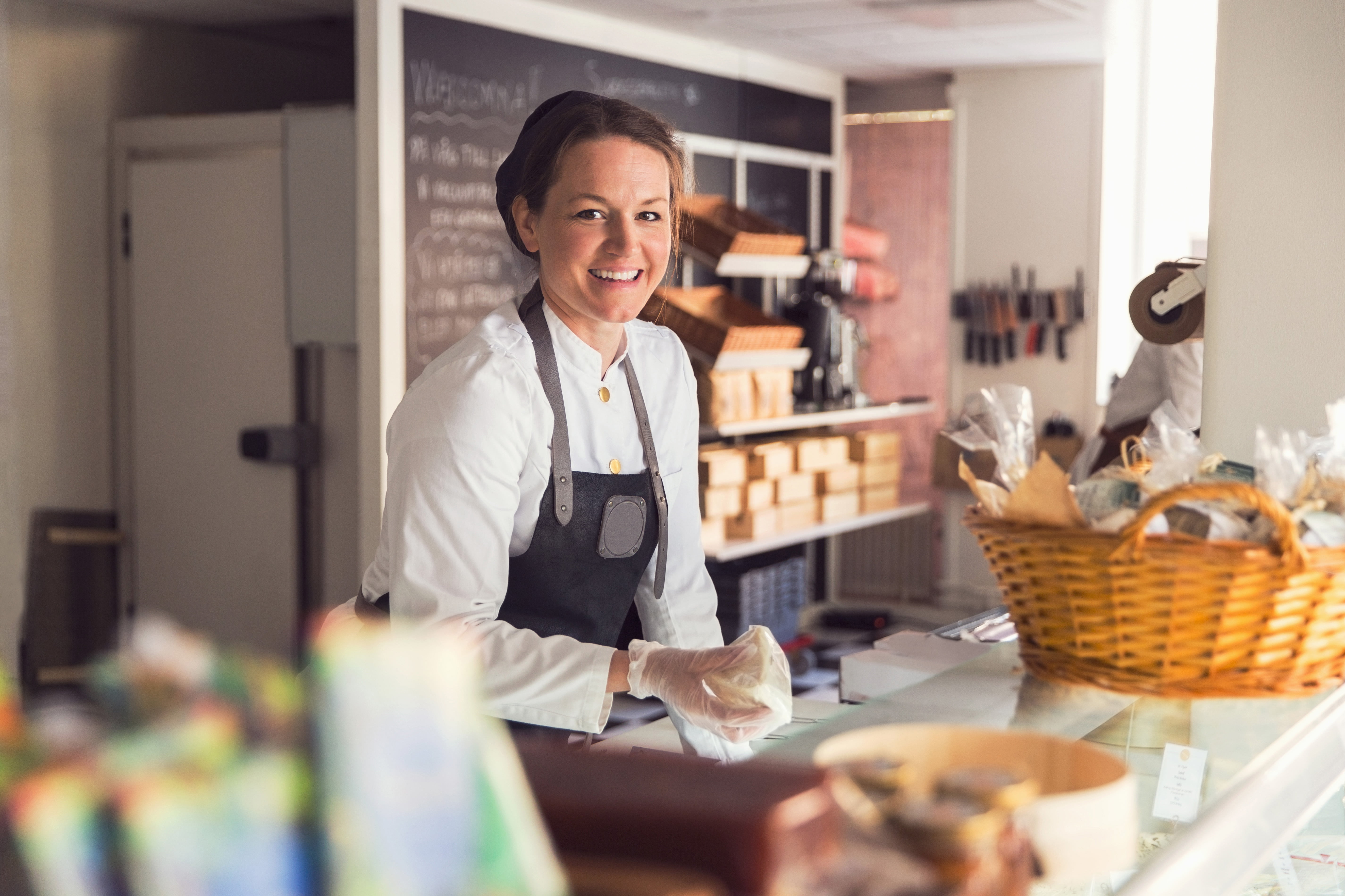 Kvinnelig ansatt i cafe bak disken