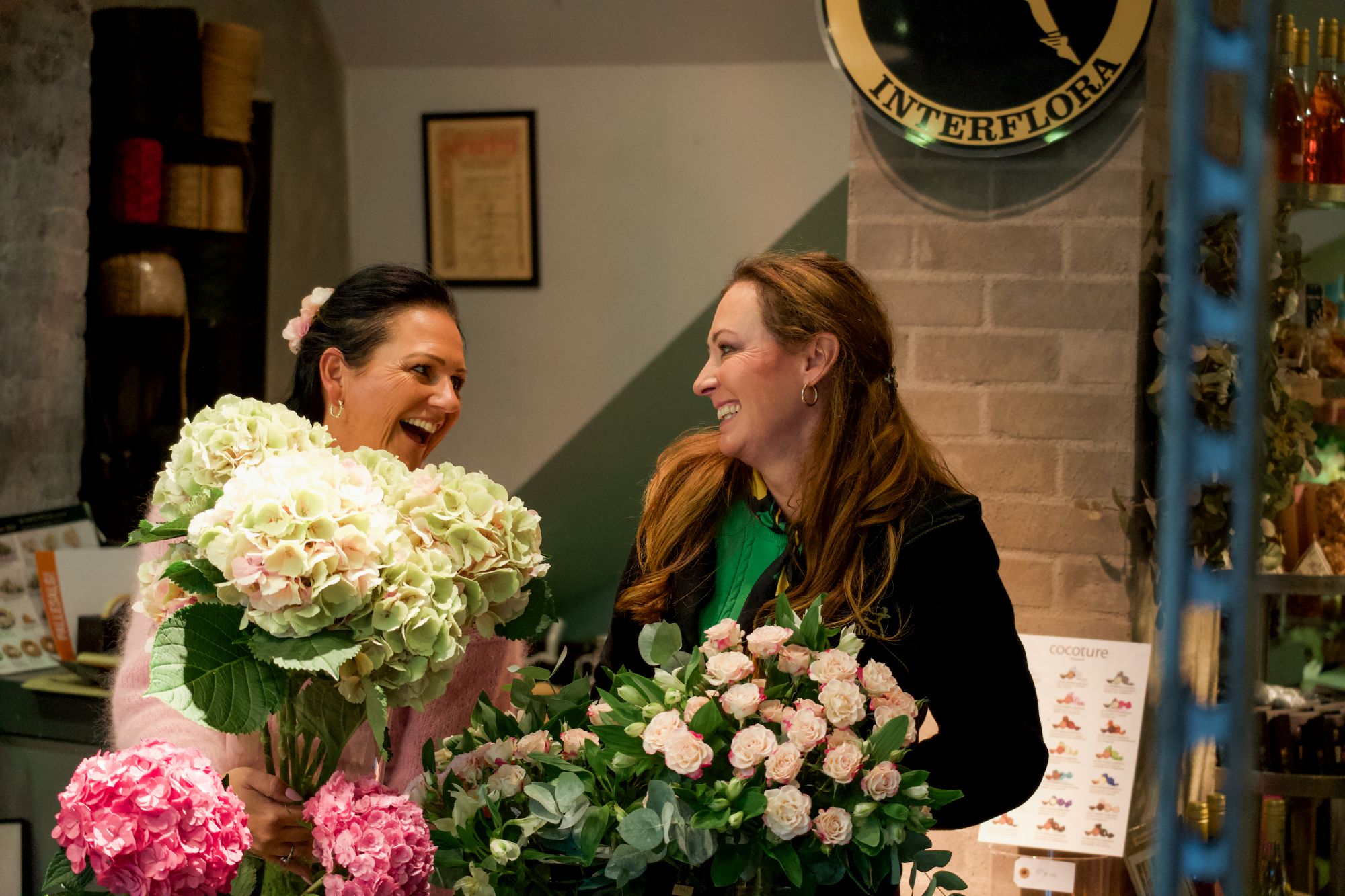 to damer i blomsterbutikk