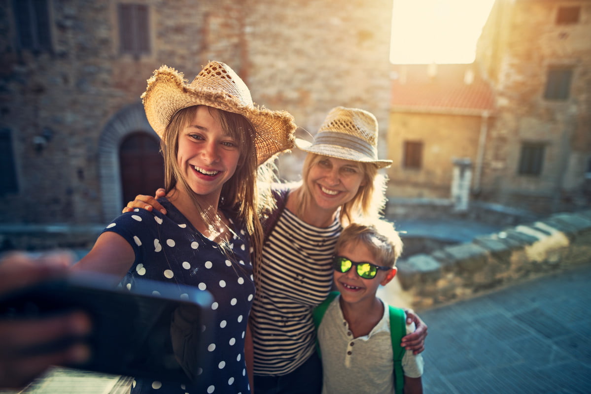 Mor og barn tar sefie i utlandet