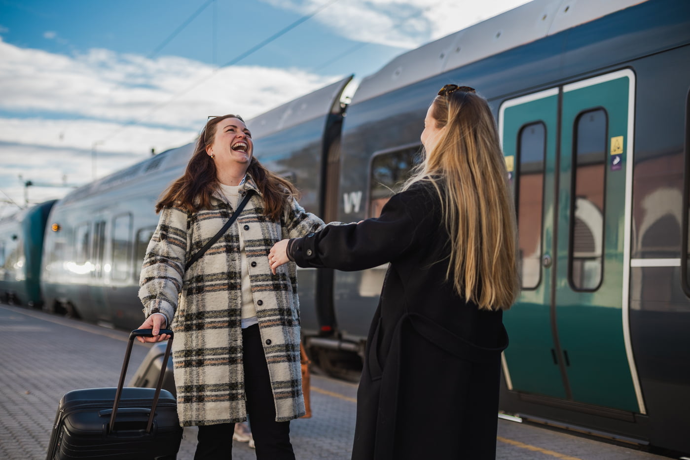 Gjensynsglede på perrongen med to kvinner