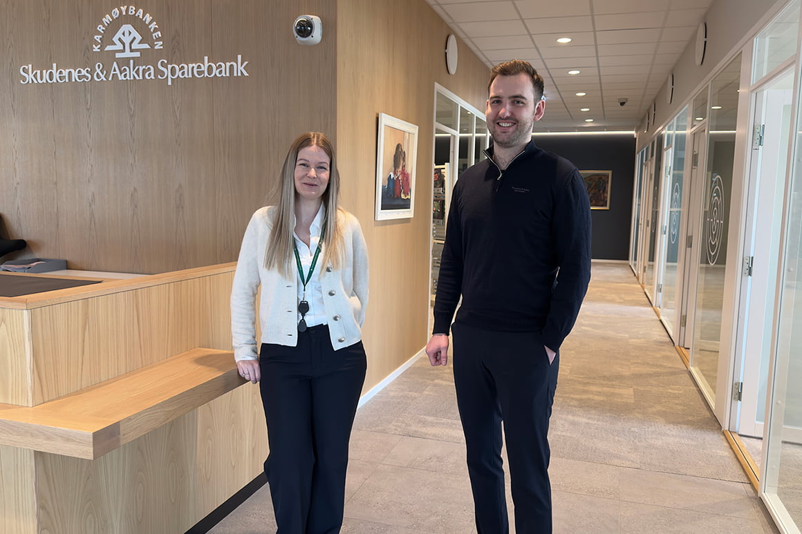 Bilde av kunderådgivere i banken, Ingrid og Rolf Henrik