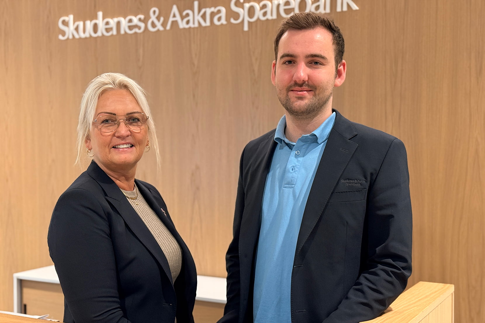 Bilde av kunderådgivere i banken, Kelly og Rolf Henrik