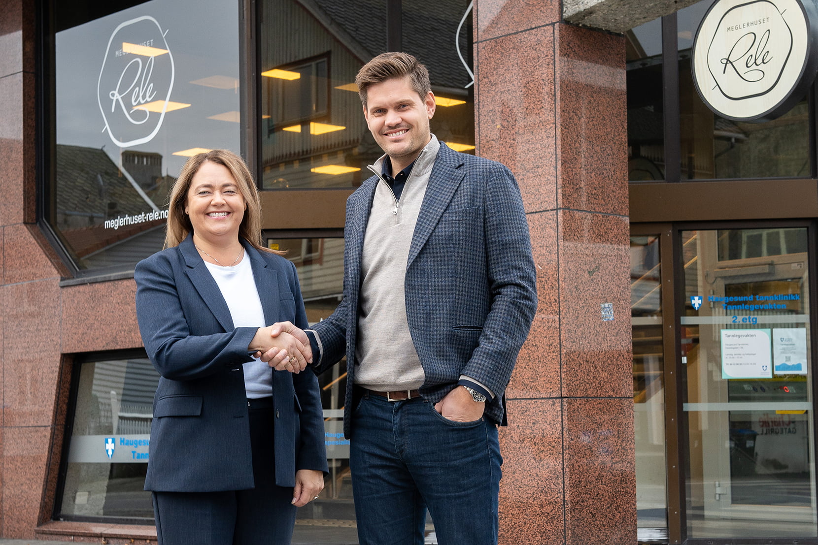 Bilde av banksjef May Bente K. Olsen og Marius Kallevik i Meglerhuset Rele
