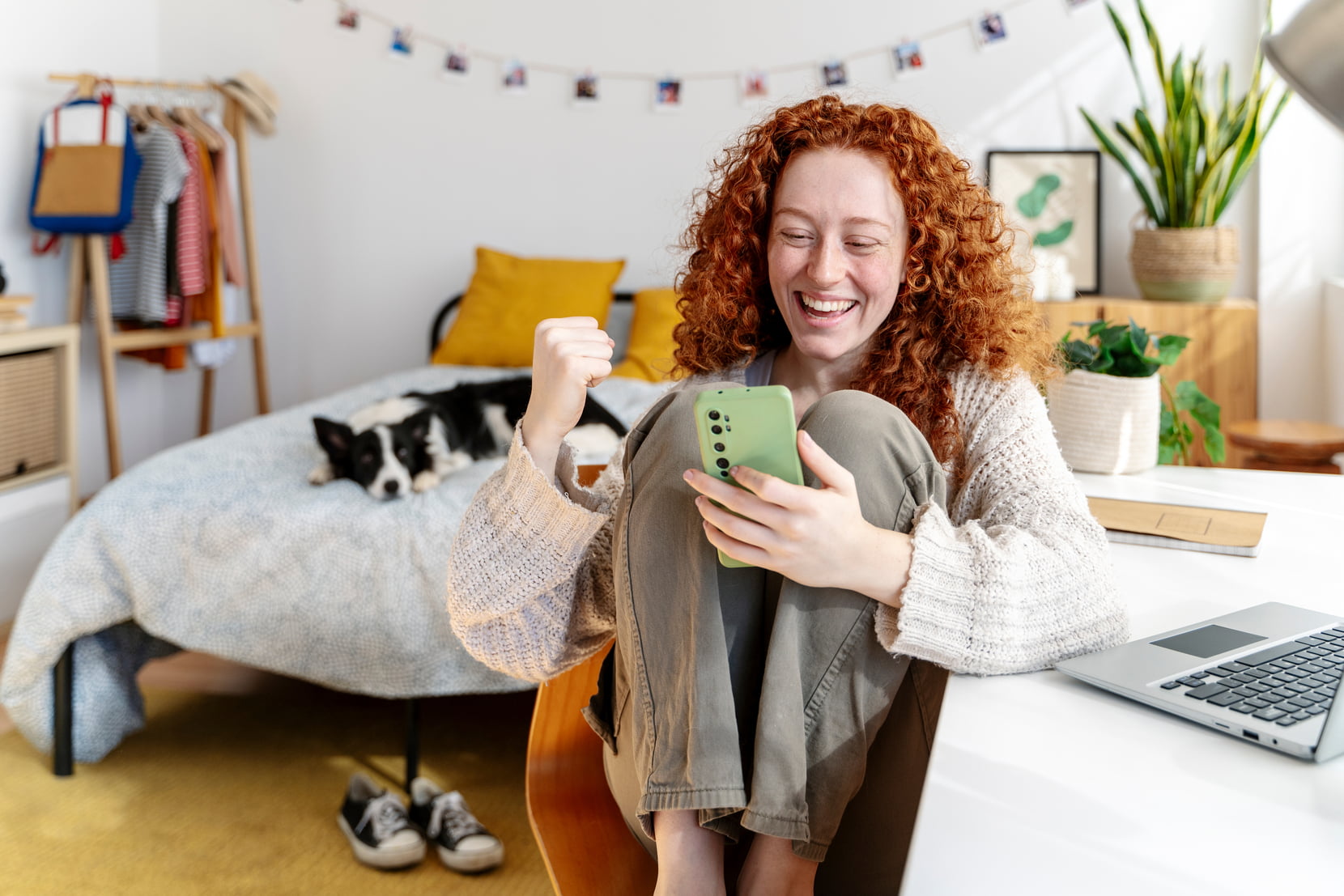 Ung dame glad med mobiltelefon