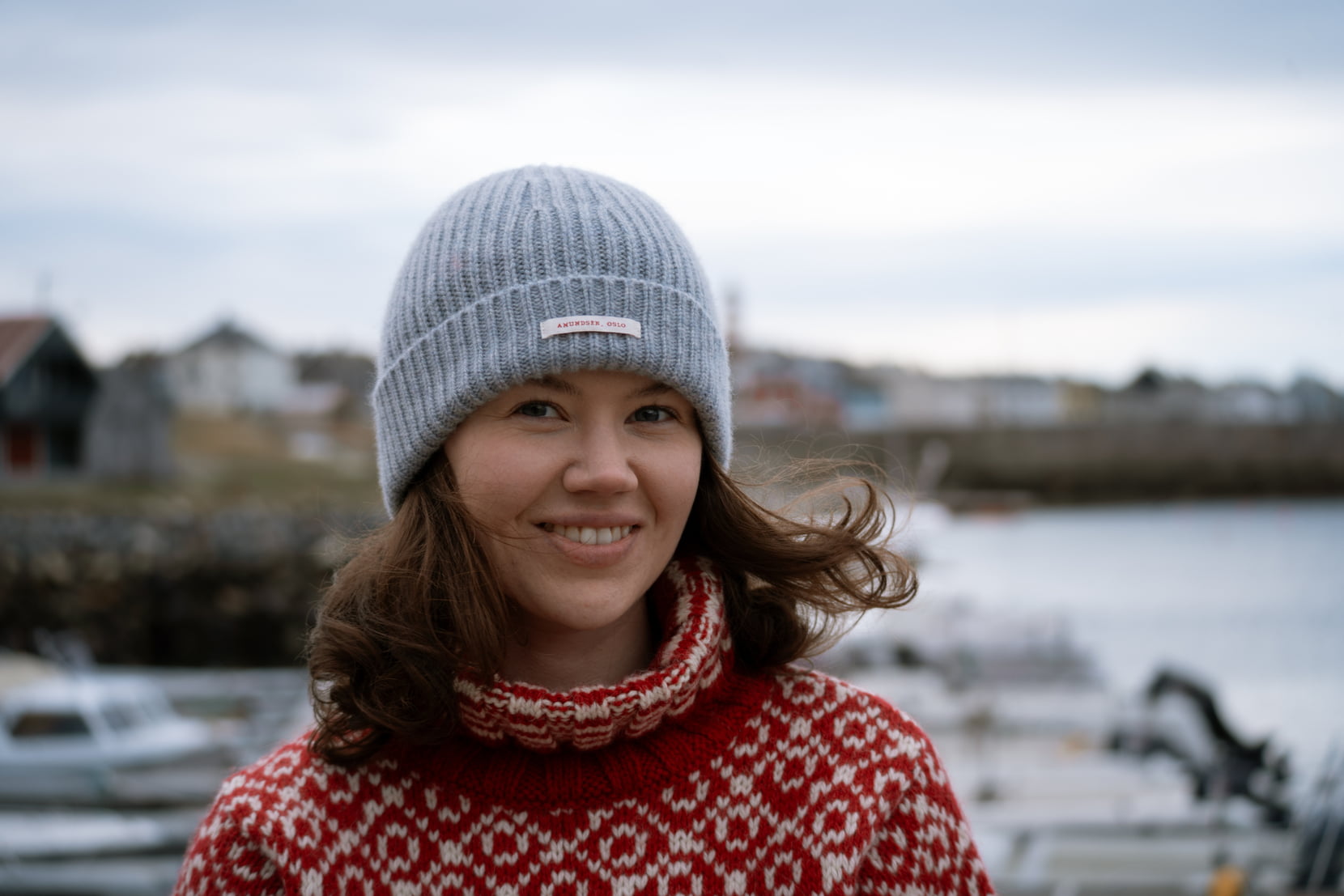 Bilde av ung jente i kystlandskap. 