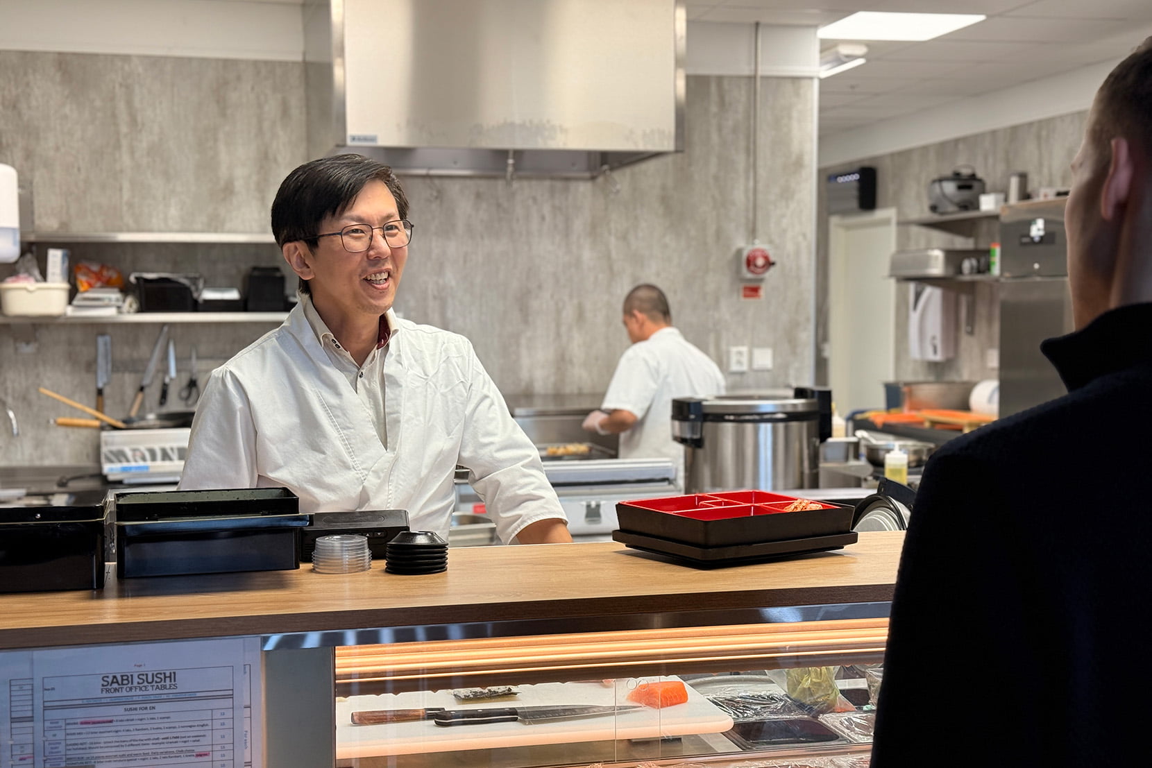 Bilde av Vitaly Pak, restauranteier av Sabi Sushi Åkra, i restuaranten. 