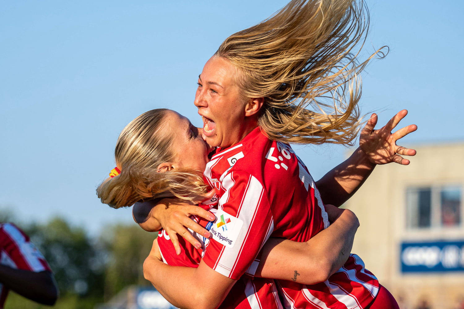 Bilde av to spillere på Avaldsnes Toppfotball som feirer etter scoring.