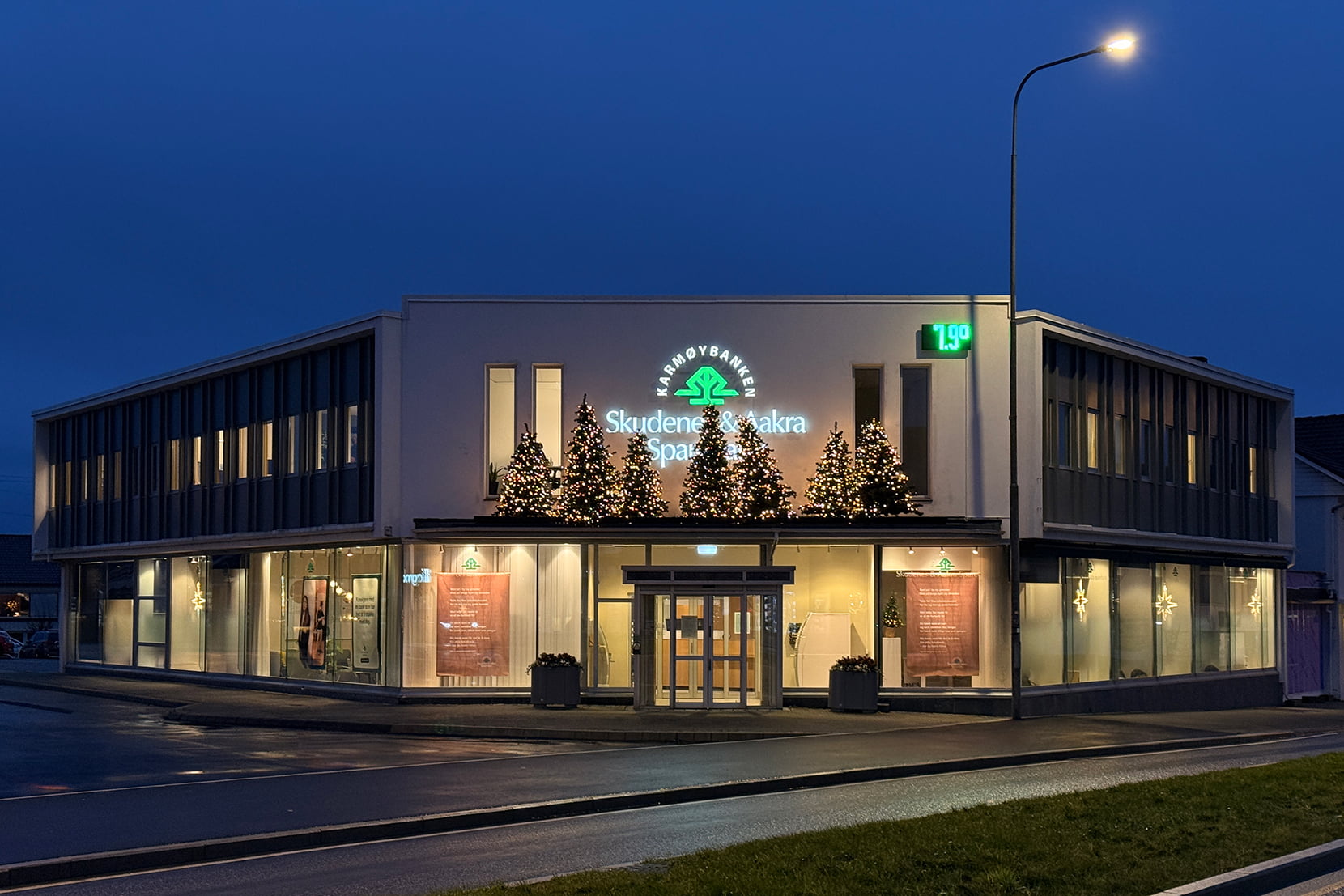 Bilde av bankens kontor i Åkrehamn med julepynt. 
