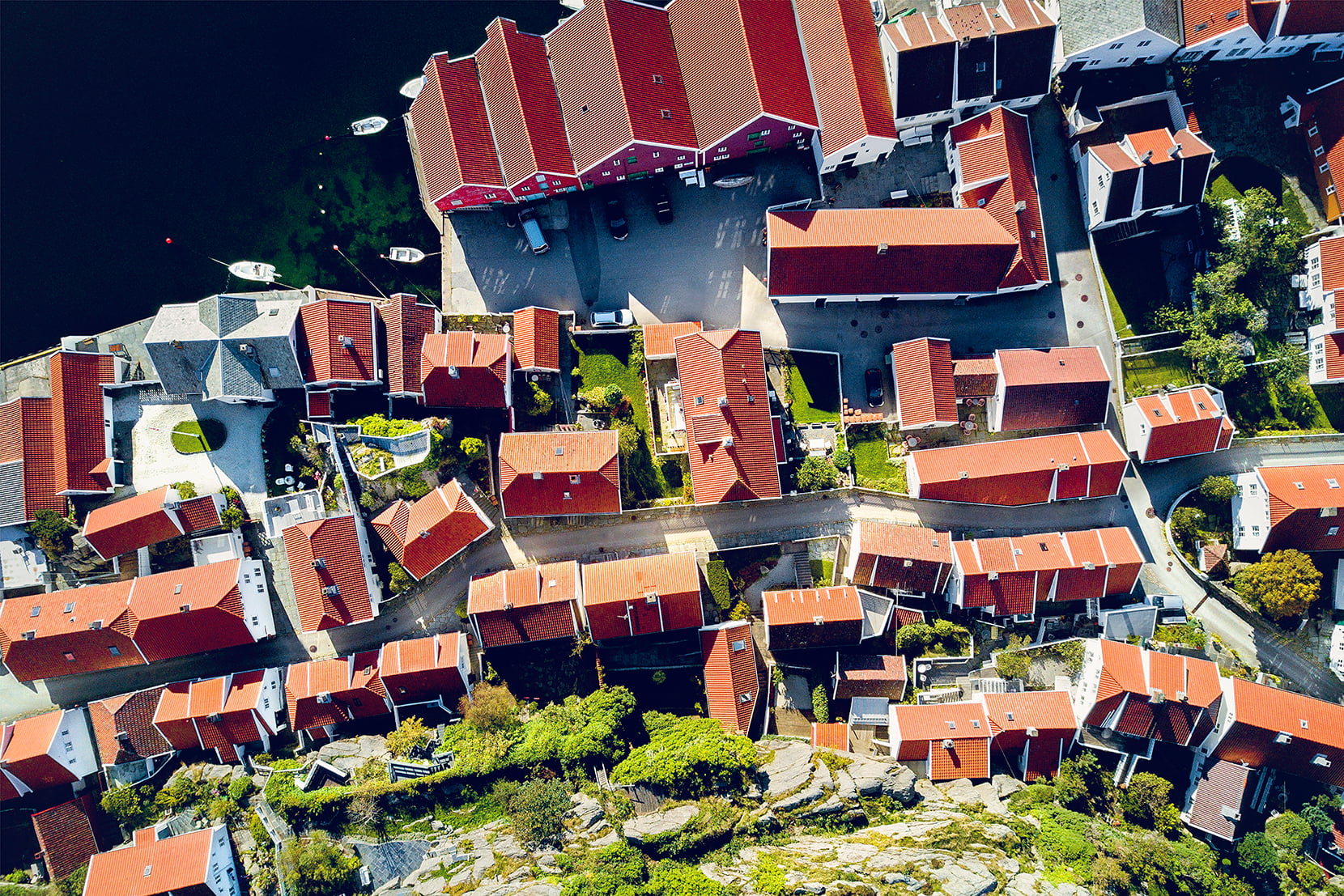 Dronebilde av bebyggelse i Skudeneshavn på Karmøy