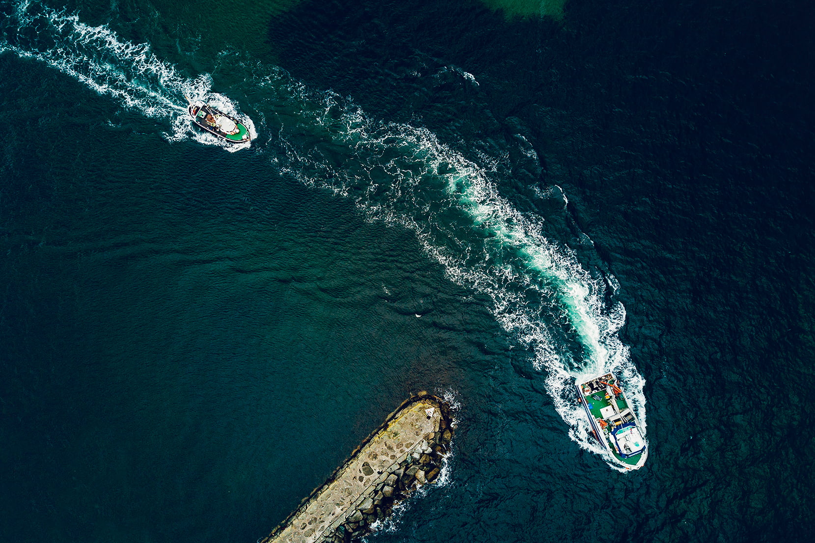 Dronebilde av båter som kjører i sjøen utenfor Åkrehamn