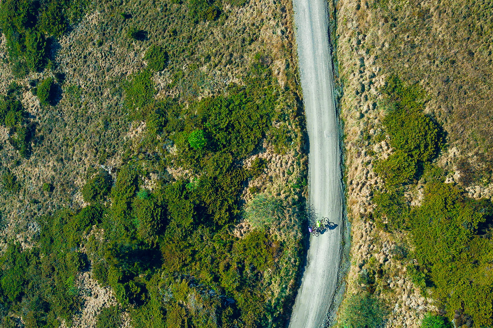 Dronebilde av syklister på Burmavegen på Karmøy