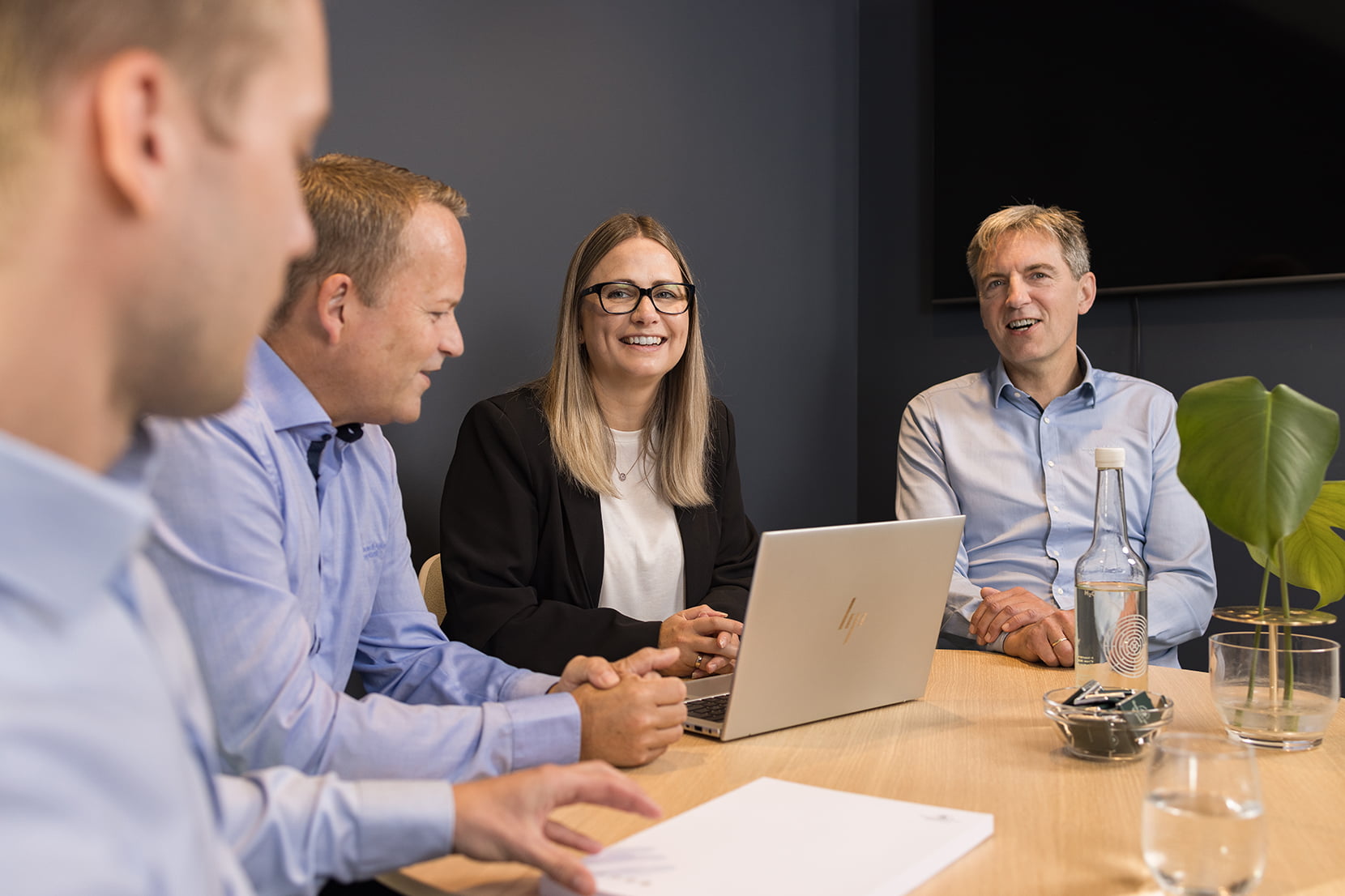 Bilde av ansatte i bedriftsavdelingen samlet rundt bordet