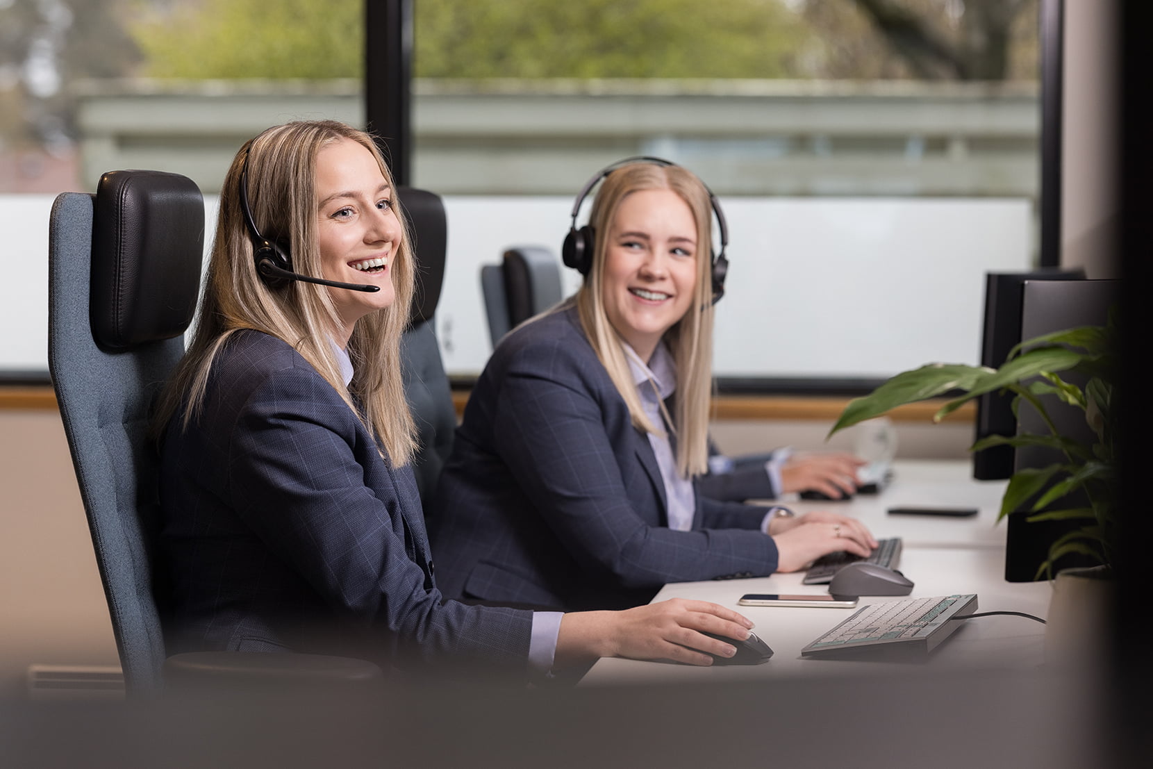 Bilde av to ansatte på kundesenteret