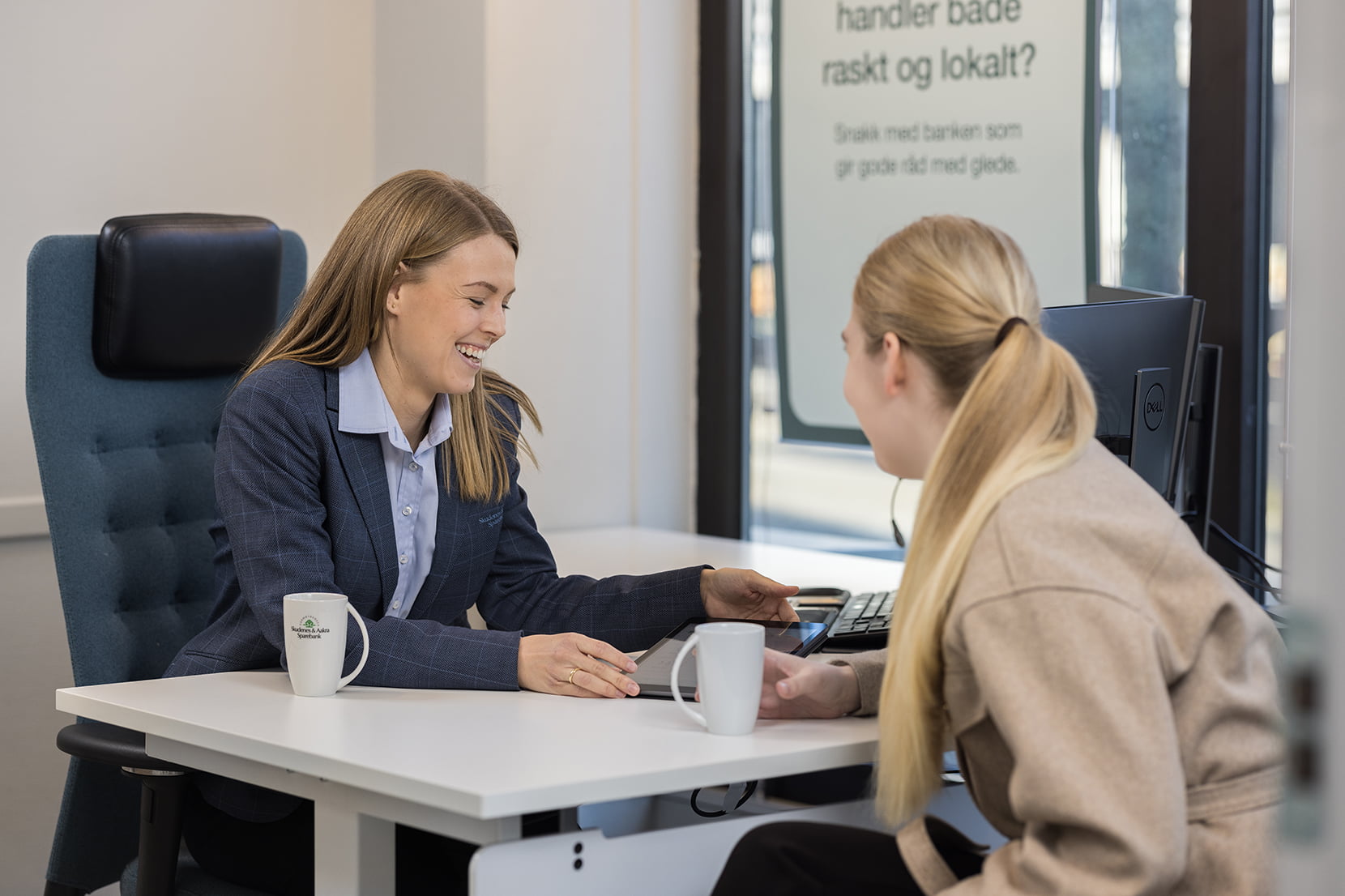 Bilde av møte mellom kunde og rådgiver i Skudenes & Aakra Sparebank