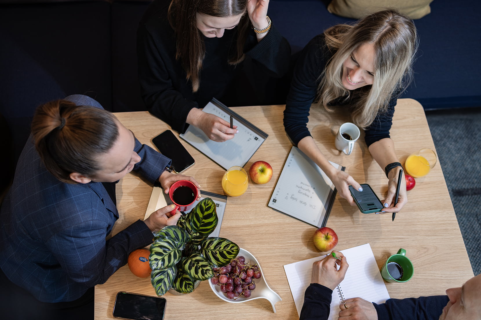 Ansatte ved Oasen-kontoret er samlet rundt bordet i dialog