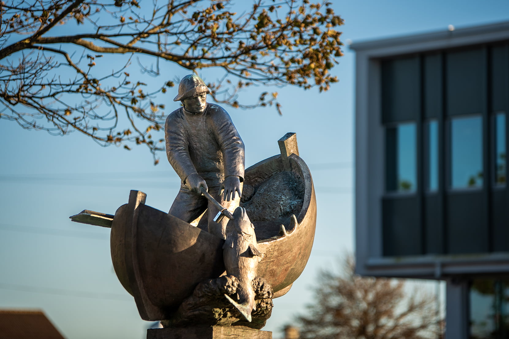 Nærbilde av Fiskaren statuen utenfor kontoret i Åkrehamn