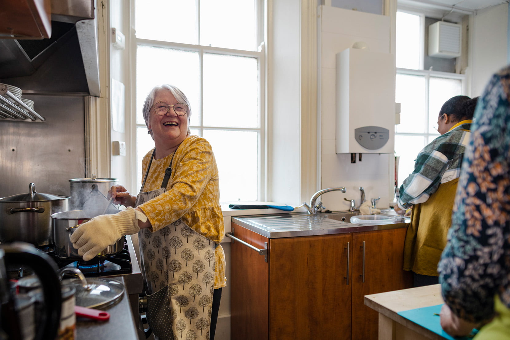 Bilde av ildsjel som bidrar på et kjøkken