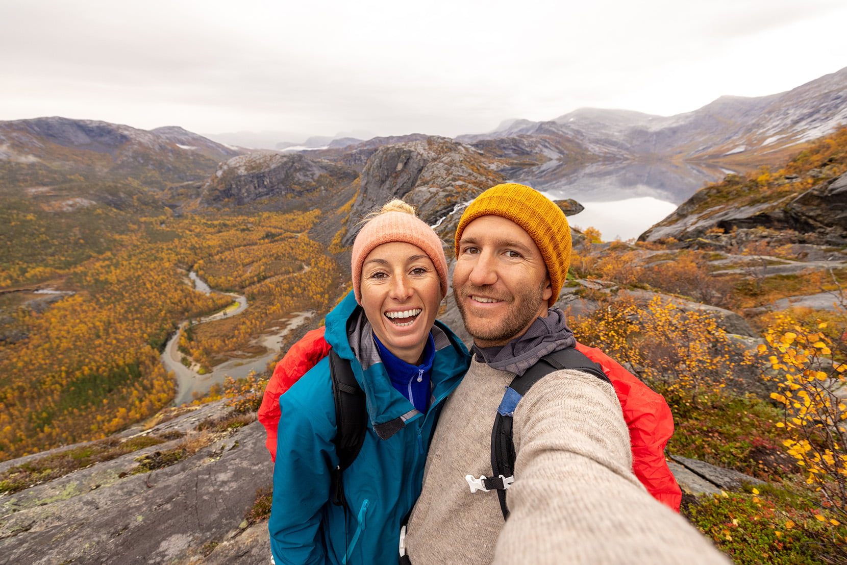 Mann og kvinne tar selfie på fjelltur