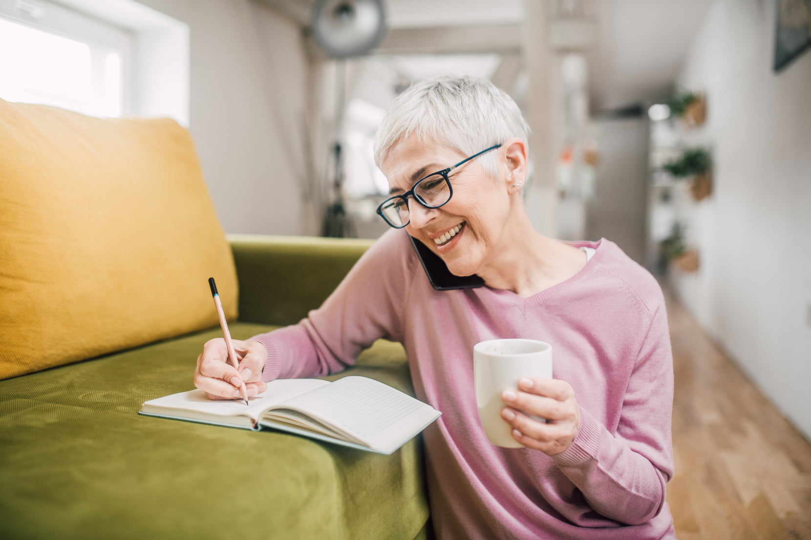 Bilde av en voksen dame som snakker i telefonen