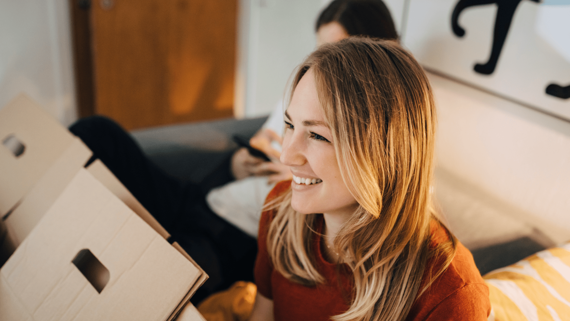 Dame med flyttekasser