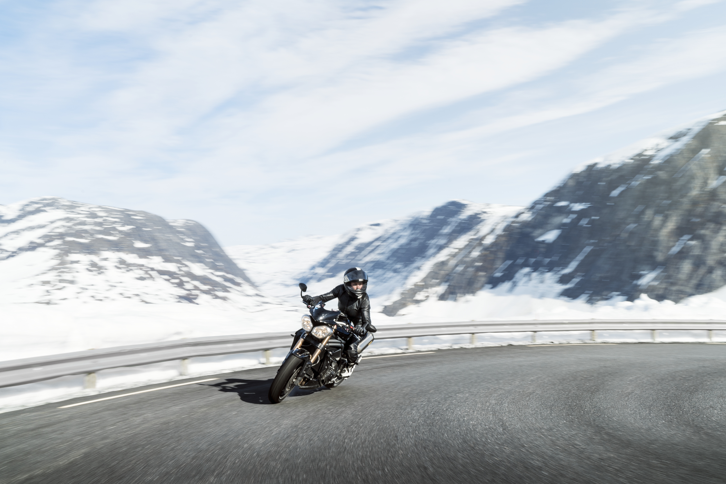 Kvinne på motorsykkel i vinterlandskap