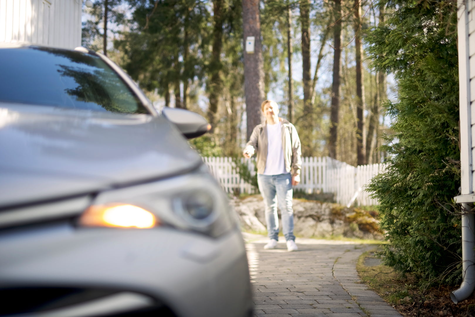 Mann som låser opp en bil